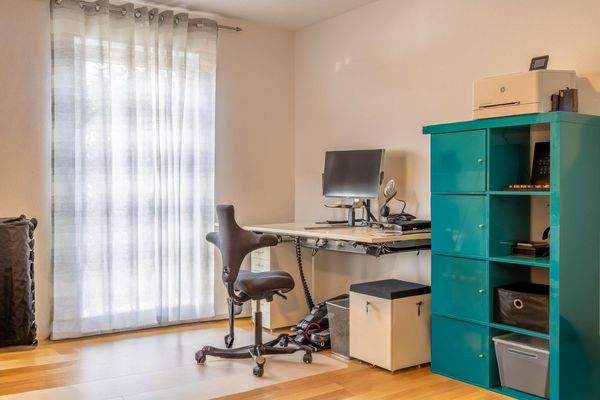 Zauberhafte Maisonette-Gartenwohnung mit XXL-Garage, Carport und eigenem Garten – Baujahr 2007