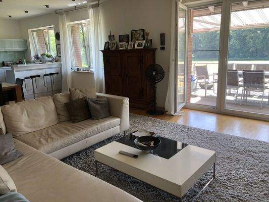 Wohnzimmer mit Balkon, Küche