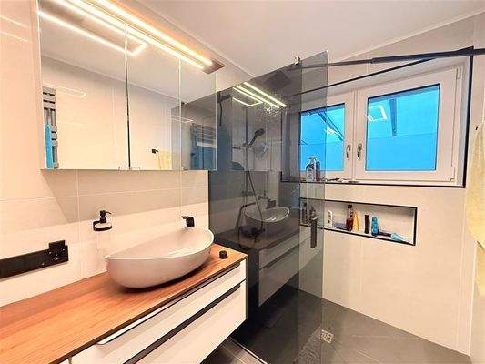 Bad mit begehbare Dusche / EG