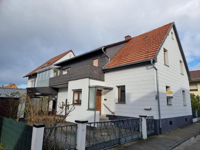 Gepflegtes Einfamilienhaus im Stil einer Doppelhaushälfte mit Carport und Garten in ruhiger Wohnlage