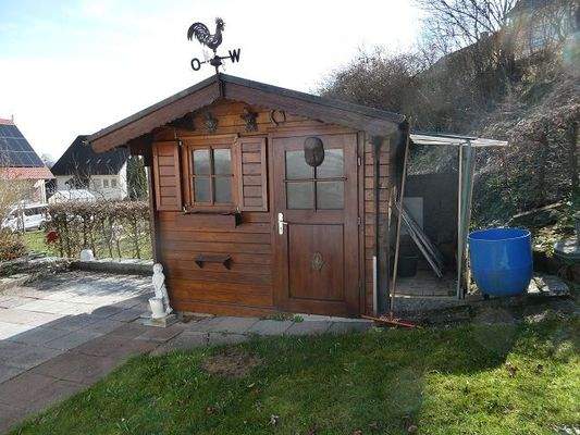 Terrasse mit Gartenhaus