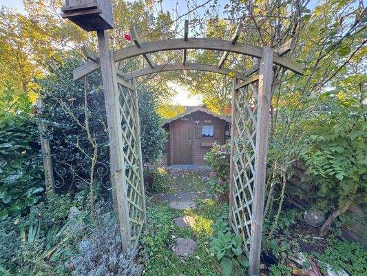 mit romantischem Torbogen