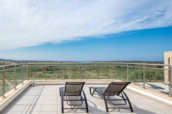 Kreta, Loutra: Steinvilla mit wunderschönem Meerblick zu verkaufen