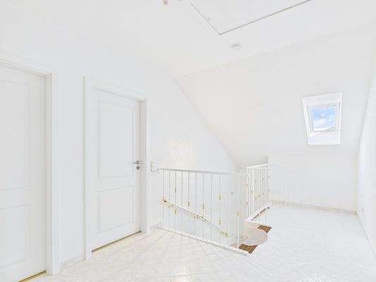 Helle Galerie mit Dachflächenfenster, ein luftiger Verteilerpunkt zu den Schlafzimmern im OG