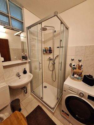 mit Waschmaschinenplatz