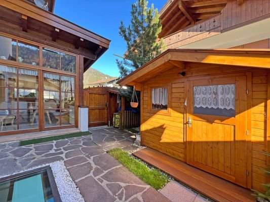 Gartenhütte und Zugang zur Veranda