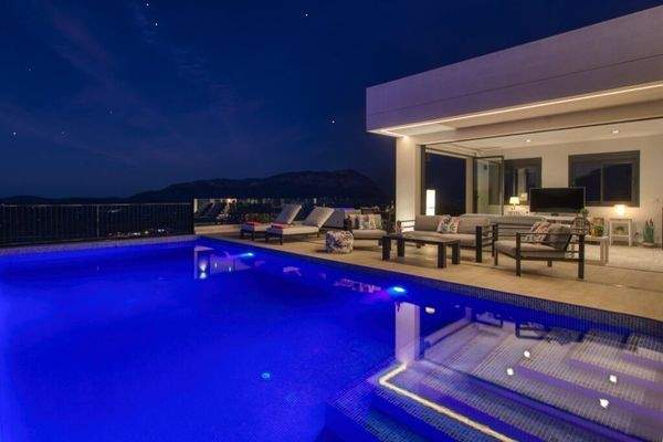 Terrasse und Pool wunderbar beleuchtet