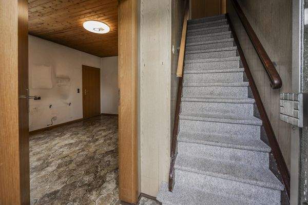 Eingang mit Blick zur Küche und Treppenaufgang