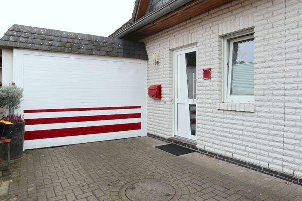 Carport mit elektrischem Tor