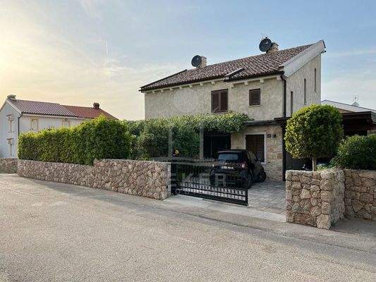 Perfekt gelegene Doppelhaushälfte im malerischen Punat, Insel Krk