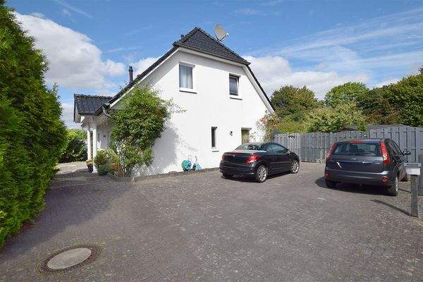 Vor dem Haus haben Sie Platz für mehrere Autos