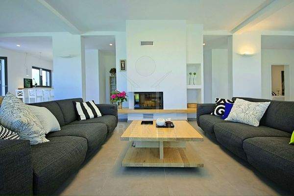 Ein zauberhafter Kamin schmückt den Wohnbereich