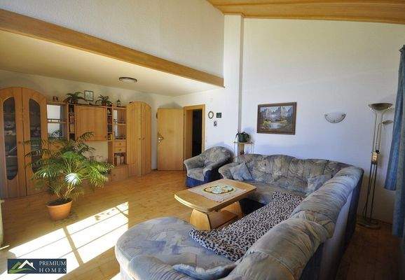 Doppelhaushälfte in Aussichtslage - Wohnzimmer mit Zugang auf die Terrasse