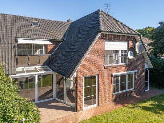 Rückseite Wohnhaus mit Wintergarten und Dachbalkon