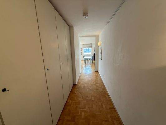 Eingangsflur mit Einbauschränken.jpeg