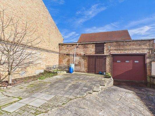 Hofareal (Auffahrt Rückseite)