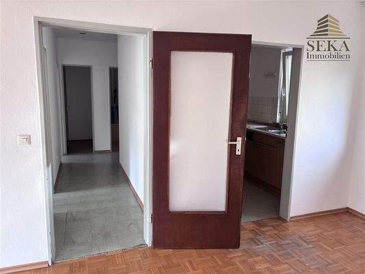 Blick in Flur und Küche