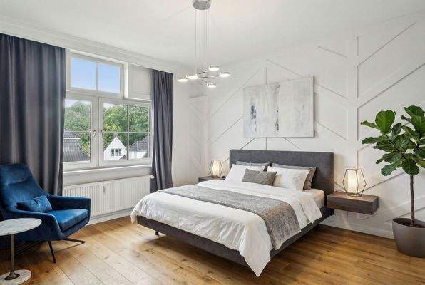 Helles Schlafzimmer im Dachgeschoss [KI-optimiertes Foto]