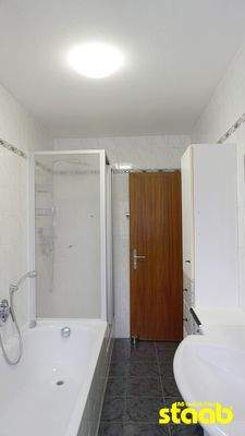 ... sowie Badewanne und Dusche