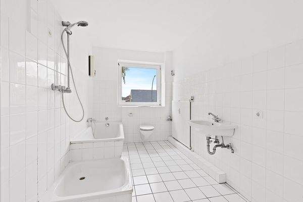 Helles Vollbad mit Tageslicht