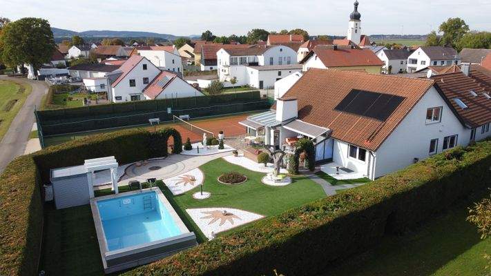 Außenpool und pflegeleichter Garten