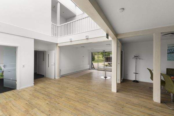 Entree Bürogebäude mit Galerie