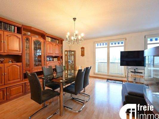 Wohnzimmer mit Zugang Balkon