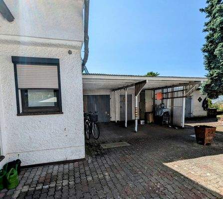 Blick zur überdachten Einfahrt Garage