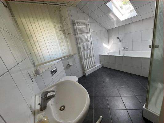 Dusch- Wannenbad im OG