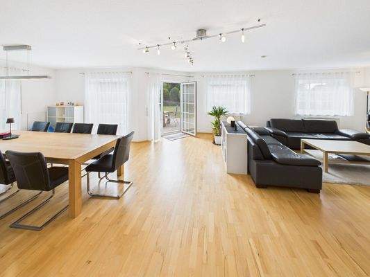 Wohnzimmer mit Gartenzugang