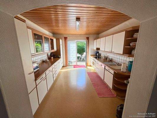 Küche mit Zugang zur Terrasse