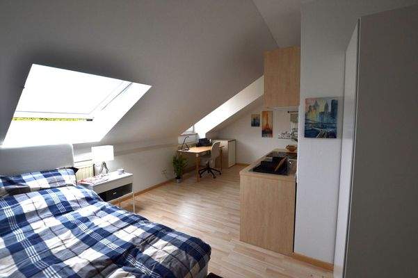 Blick auf Fenster und Schreibtisch