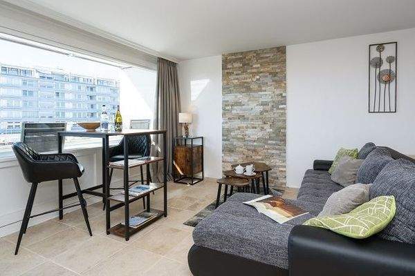 Couch und Esstisch vor dem Panoramafenster