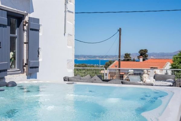 Kreta, Xirosterni: Renovierte großzügige Villa mit Meer- und Bergblick zu verkaufen