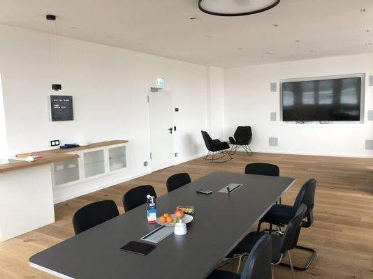 Konferenzraum mit Tisch