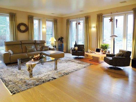 Der großzügiger Wohnbereich ist 36 cm tiefer gelegen