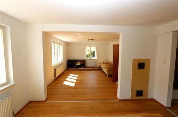 Blick vom Esszimmer ins Wohnzimmer.jpg