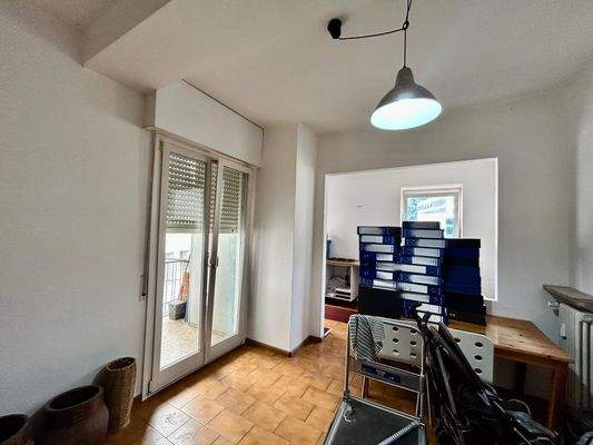 Bozen Zentrum, Nähe Universität, Investitionsobjekt, Studenten-WG geeignet, 4. Stock mit Aufzug, Große Wohnküche, Kleine Terrasse, 4 große Schlafzimmer, 2 Balkone, Großes Badezimmer, Abstellkammer, Keller inklusive, Gemeinschaftlicher Dachboden, Hohe Miet