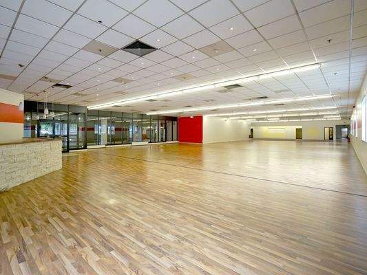 Riesiges Ladenlokal, ideal für ein Fitnessstudio oder al Großraumbüro