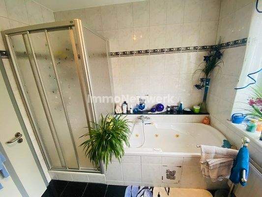 Badewanne mit Whirpool EG