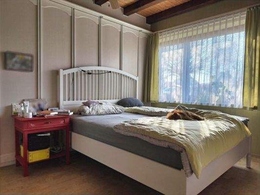 Schlafzimmer im EG mit dahinter liegender Ankleide