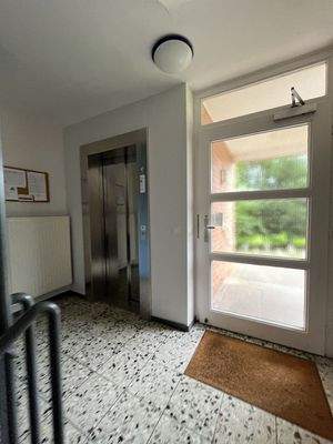 Hauseingangsbereich mit Fahrstuhl