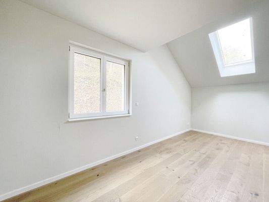 Geräumiges helles Schlafzimmer