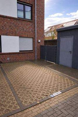 Parkplatz mit direkten Zugang zum Garten