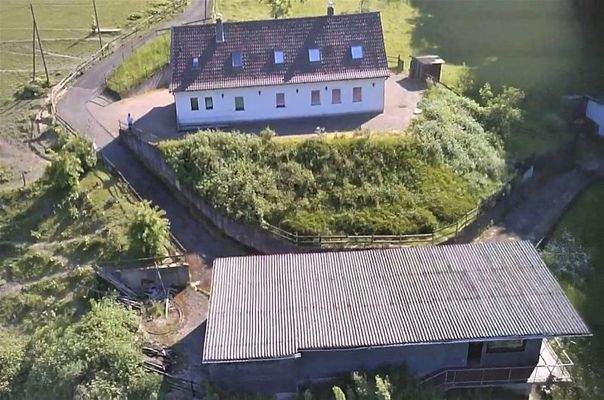 Gebäudeensemble mit Wohngebäude und Stall