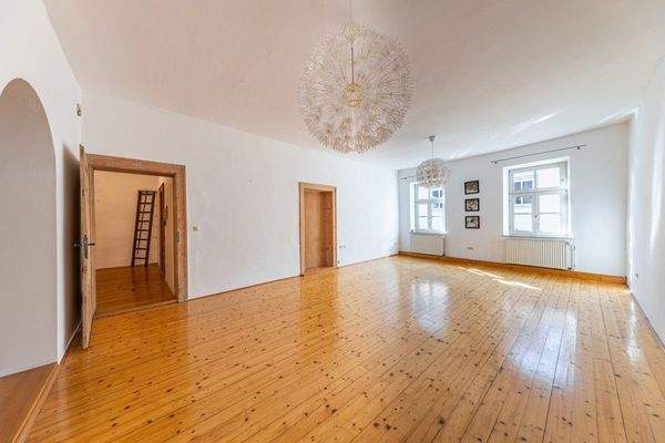 großes Wohnzimmer im 2.OG