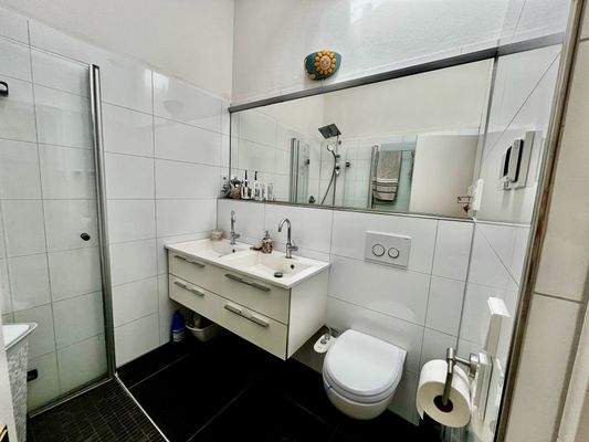 ...bietet Doppelwaschtisch, Dusche und Toilette