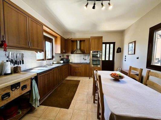 Villa mit Panoramablick auf Meer und weiße Berge auf einem 5.159 m² großen Privatgrundstück