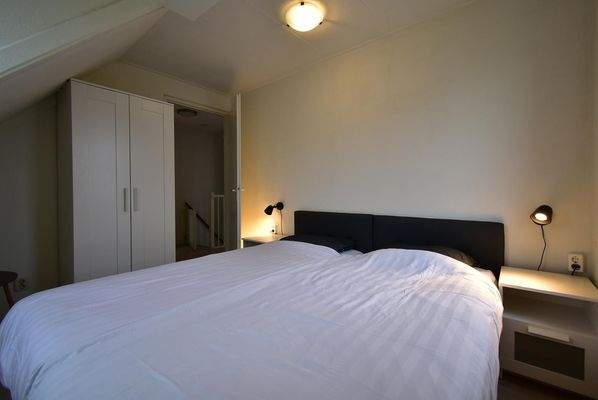 chalet-kaufen-summio-park-aquadelta-bruinisse-niederlande-schlafzimmer-doppelbett-kleiderschrank-2025