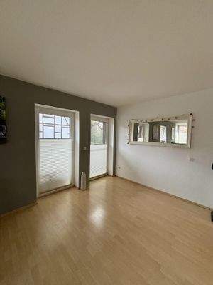 Teil des Wohnzimmers mit Zugang zum Balkon